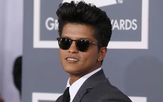 bruno-mars-esta-em-israel-e-aguarda-orientacoes-para-deixar-pais-apos-anuncio-de-estado-de-guerra