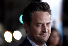 morte-de-matthew-perry:-pais-e-padrasto-do-ator-vao-a-casa-dele-e-lamentam-sua-morte,-diz-site