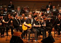 lo-borges-revisa-50-anos-de-musica-em-album-ao-vivo-com-orquestra-filarmonica-de-minas-gerais