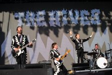 the-hives-mostra-que-ainda-estao-vivos-e-querem-so-se-divertir