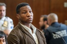 jonathan-majors-devera-passar-por-programa-sobre-violencia-domestica-apos-ser-declarado-culpado-em-julgamento-de-agressao-contra-ex-namorada