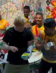 ed-sheeran-posa-com-integrantes-da-grande-rio-e-faz-graca-com-a-bateria-apos-jogo-no-maracana