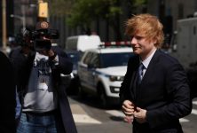 ed-sheeran-toca-violao-e-canta-em-tribunal-durante-julgamento-por-suposto-plagio-de-‘thinking-out-loud’