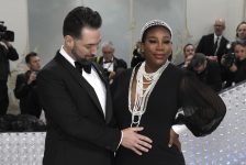 serena-williams-anuncia-que-esta-gravida-do-segundo-filho-no-tapete-vermelho-do-met-gala