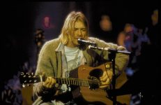 guitarra-destruida-por-kurt-cobain-vai-a-leilao-nos-eua