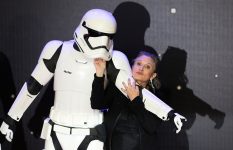 carrie-fisher-recebe-estrela-na-calcada-da-fama-em-hollywood-no-dia-de-‘star-wars’