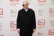 salman-rushdie-faz-primeira-aparicao-em-publico-em-nova-york-nove-meses-apos-ser-esfaqueado