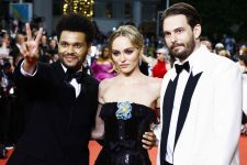 the-weeknd-e-lily-rose-depp-atraem-fas-aos-gritos-para-estreia-de-‘the-idol’,-no-festival-de-cannes