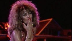 ‘olha-a-tina-turner-ai,-gente’:-show-de-cantora-reuniu-mais-de-182-mil-pessoas-no-maracana,-teve-carro-alegorico-e-neguinho-da-beija-flor