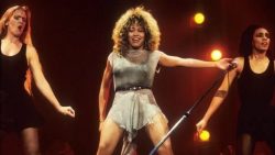 tina-turner:-10-dos-maiores-sucessos-da-lenda-da-musica