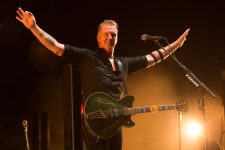 josh-homme,-do-queens-of-the-stone-age,-revela-que-passou-por-cirurgia-durante-tratamento-de-cancer