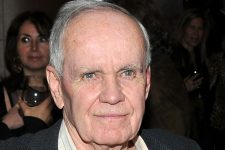 cormac-mccarthy,-premiado-escritor-americano-e-autor-de-‘meridiano-de-sangue’-e-‘a-estrada’,-morre-aos-89-anos