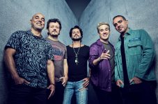 jota-quest-recebe-beto-lee,-rael-e-vitor-kley-na-gravacao-de-show-em-estadio-de-porto-alegre