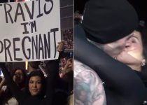 kourtney-kardashian-revela-que-esta-gravida-de-travis-barker-com-cartaz-em-show-do-blink-182;-video