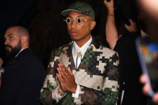 pharrell-williams-faz-1o-desfile-pela-louis-vuitton-em-paris