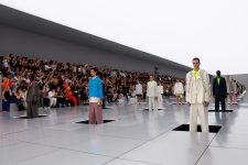 modelos-surgem-do-chao-em-desfile-futurista-da-dior-na-semana-de-moda-de-paris