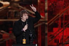 lewis-capaldi-anuncia-pausa-em-turne-para-‘se-ajustar-ao-impacto’-da-sindrome-de-tourette