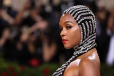 janelle-monae-mostra-seio-em-show-e-video-gera-criticas-sobre-sexualizacao-da-mulher-negra