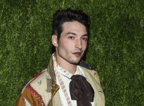 ezra-miller-se-manifesta-apos-ordem-de-protecao-sobre-assedio-a-crianca-de-11-anos-expirar