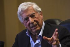 mario-vargas-llosa-volta-a-ser-internado-com-covid-19