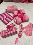 obcecados-por-barbie,-fas-ostentam-colecoes,-decoracao-de-r$-200-mil-e-casas-cor-de-rosa