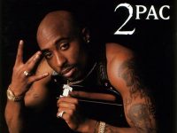 quase-30-anos-apos-morte-de-tupac,-policia-realiza-novas-buscas-relacionadas-a-assassinato-do-rapper