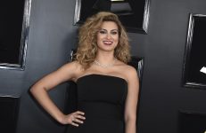 tori-kelly-e-hospitalizada-apos-passar-mal-e-descobre-coagulos-nas-pernas-e-nos-pulmoes,-diz-site