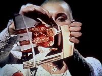 sinead-o’connor:-foto-de-papa-rasgada-e-outras-polemicas-da-cantora