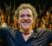 paulinho-moska-sintetiza-30-anos-de-carreira-solo-na-gravacao-do-show-‘beleza-e-medo’