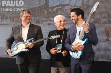 the-town:-tarcisio-de-freitas-e-ricardo-nunes-ganham-guitarras-em-evento-de-apresentacao-de-festival