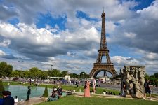 homem-e-preso-apos-saltar-de-paraquedas-na-torre-eiffel