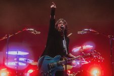 foo-fighters-mostra-forca-no-the-town-com-classic-rock-populista-e-homenagem-a-taylor-hawkins:-‘nos-divertimos-muito-no-brasil’