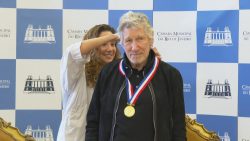 roger-waters-recebe-a-medalha-pedro-ernesto-na-camara-do-rio