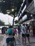 fas-de-taylor-swift-se-reunem-em-frente-a-hotel-em-ipanema,-e-pm-reforca-seguranca