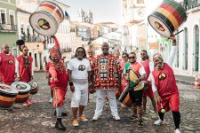 pericles-amplifica-a-voz-da-consciencia-negra-em-single-com-o-grupo-olodum