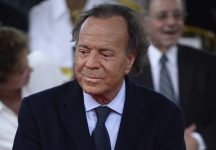 julio-iglesias-e-detido-em-aeroporto-da-republica-dominicana-por-mala-lotada-de-comida