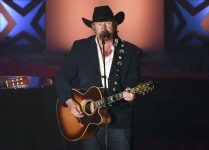 toby-keith,-cantor-de-country,-morre-aos-62-anos