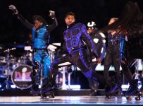 super-bowl:-usher-faz-show-cheio-de-energia-e-participacoes-surpresa