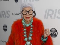 iris-apfel,-icone-da-moda-‘acidental’-que-inspirou-versao-da-barbie,-morre-aos-102-anos