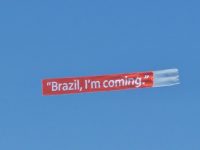 madonna-no-rio:-aviao-circula-na-orla-de-copacabana-com-a-faixa-‘brazil,-i’m-coming’