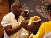 terry-crews,-ator-de-‘as-branquelas’-e-‘todo-mundo-odeia-o-chris’,-visita-mercadao-de-sp-e-experimenta-sanduiche-de-mortadela