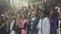 ‘dia-brasil’-no-rock-in-rio:-artistas-se-encontram-para-gravacao-de-clipe-especial;-assista