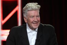 david-lynch-revela-ter-enfisema-pulmonar-apos-anos-de-cigarro-e-diz-nao-poder-mais-dirigir-filmes-presencialmente