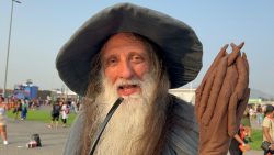 ‘gandalf’-de-58-anos-diz-que-saiu-de-curitiba-para-ver-katy-perry-no-rock-in-rio