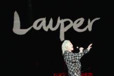 cyndi-lauper-entrega-grande-performance-sem-playback-em-estreia-no-rock-in-rio,-apos-comeco-confuso