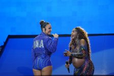 iza-faz-‘cha-de-bebe’-animado-com-ivete-sangalo-no-palco-do-rock-in-rio