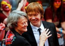 maggie-smith-morre-aos-89-anos;-veja-fotos-da-carreira-da-atriz