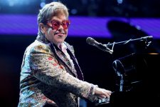 elton-john-se-recupera-de-‘infeccao-ocular-grave’-que-o-deixou-com-‘visao-limitada-em-um-olho’