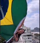 video:-katy-perry-mostra-bandeira-do-brasil-e-interage-com-fas-em-copacabana