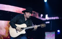 garth-brooks-e-acusado-de-estupro-em-processo-de-maquiadora